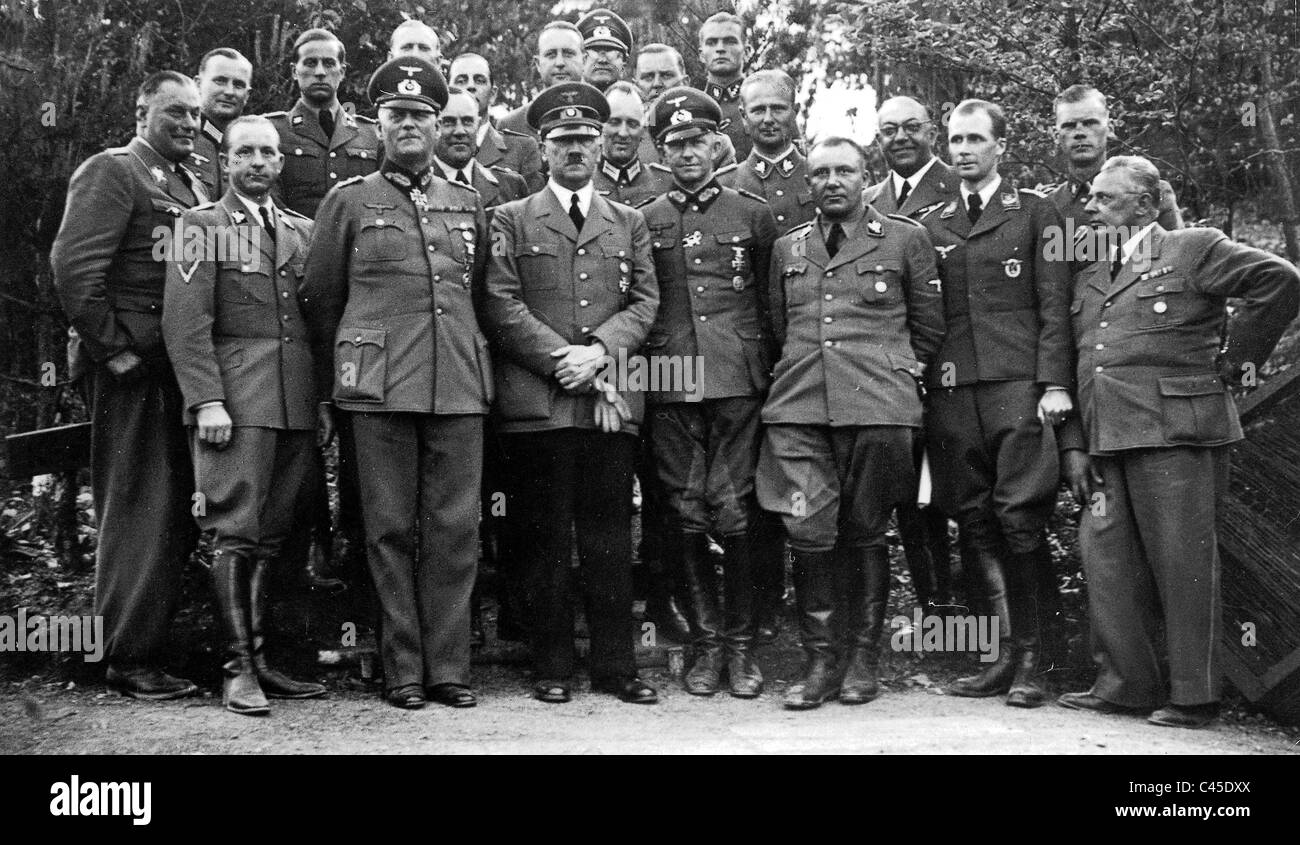 Adolf Hitler mit Adjutanten und ältere militärische Offiziere 1940 Stockfoto