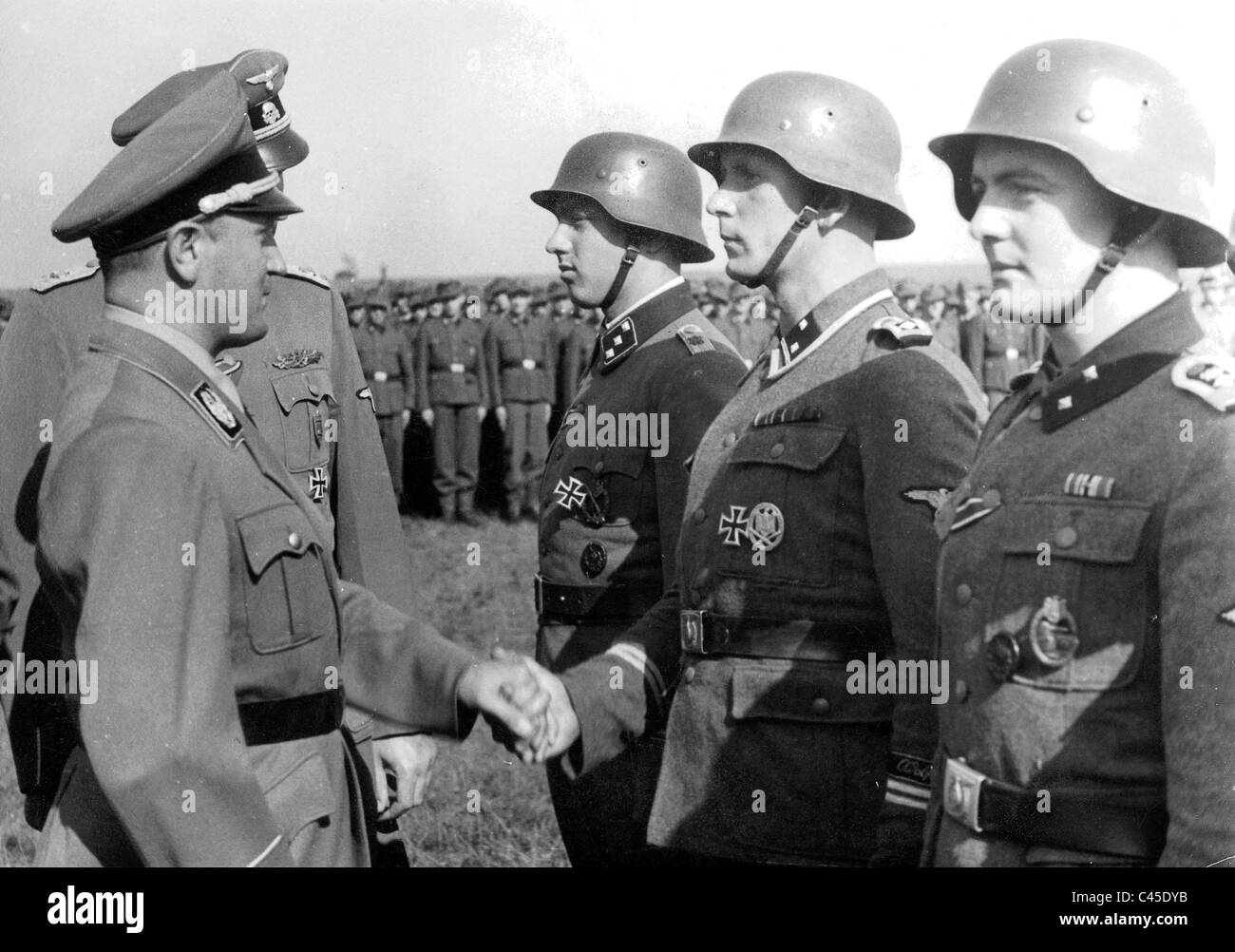 Artur Axmann mit Soldaten der SS-Division "Hitlerjugend" 1944 Stockfoto
