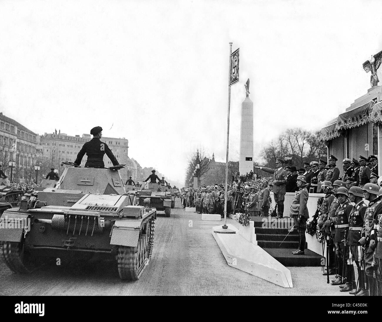 Adolf Hitler übernimmt die Parade an seinem Geburtstag, 1939 Stockfoto