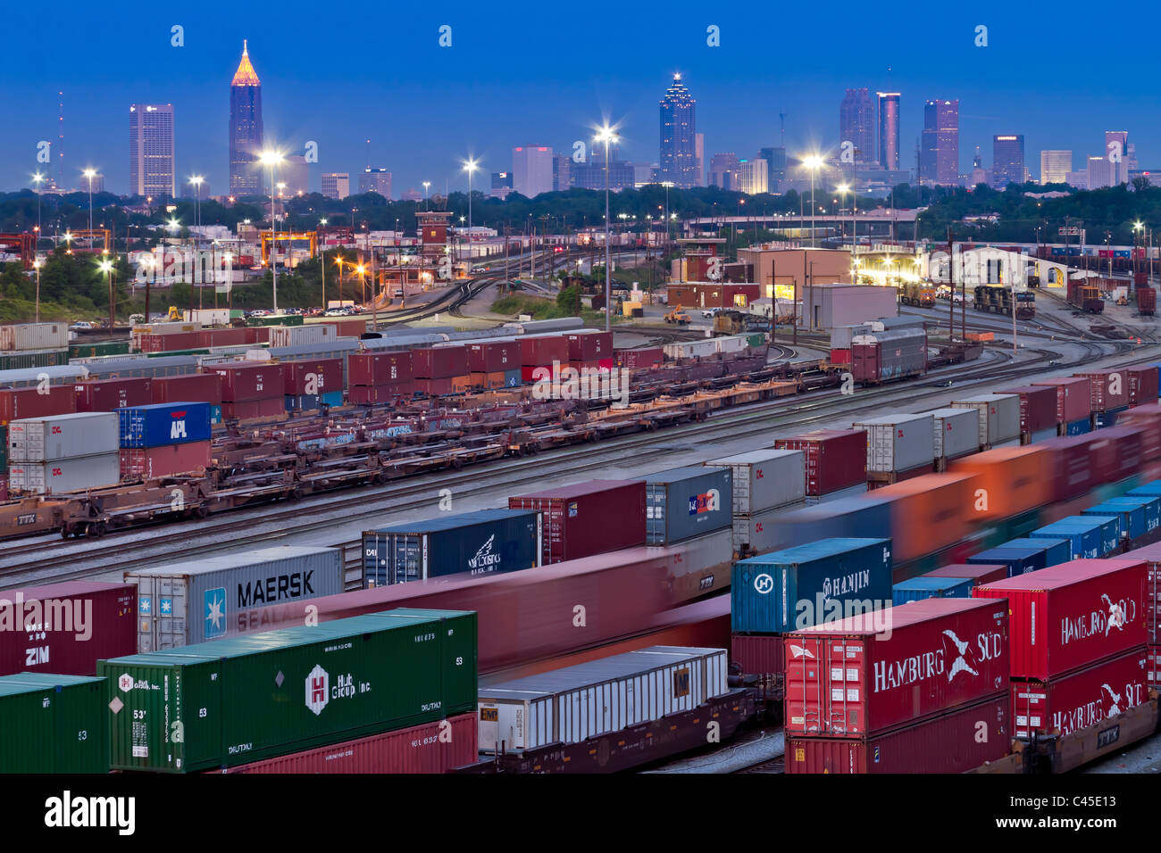 Atlanta – große Intermodule Fracht und Eisenbahnknotenpunkt Abend am Güterbahnhof Tilford mit Atlanta Skyline größter Binnenhafen. Stockfoto