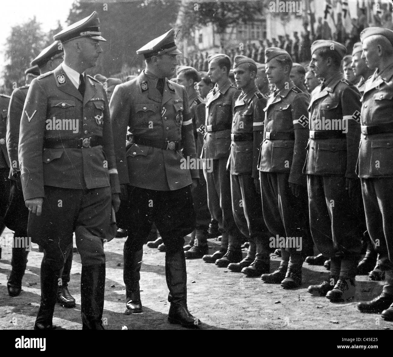 Heinrich Himmler und Artur Axmann inspizieren Krieg Freiwillige aus der Hitler-Jugend, 1943 Stockfoto