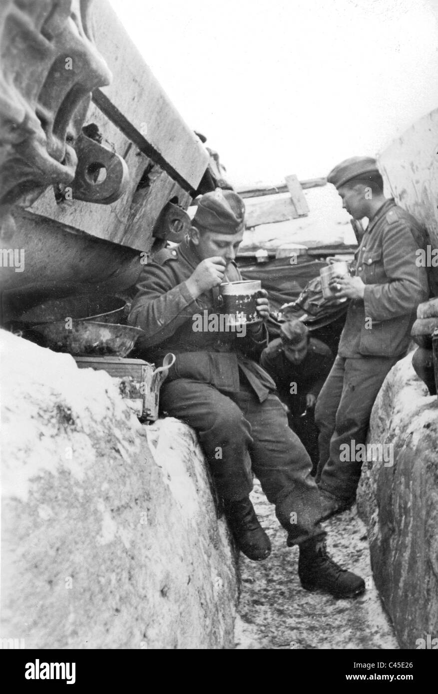 Deutsche Soldaten in den Graben Essen Stockfoto