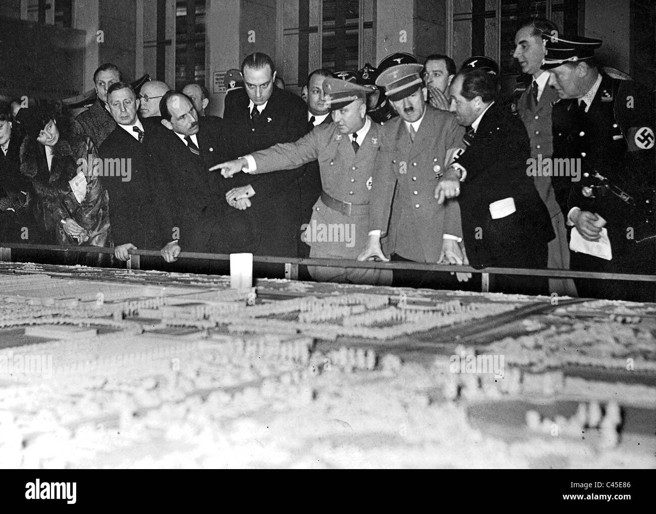 Hitler, Ley und Porsche vor einem Modell des Volkswagenwerks auf der IAMA, Berlin 1938 Stockfoto