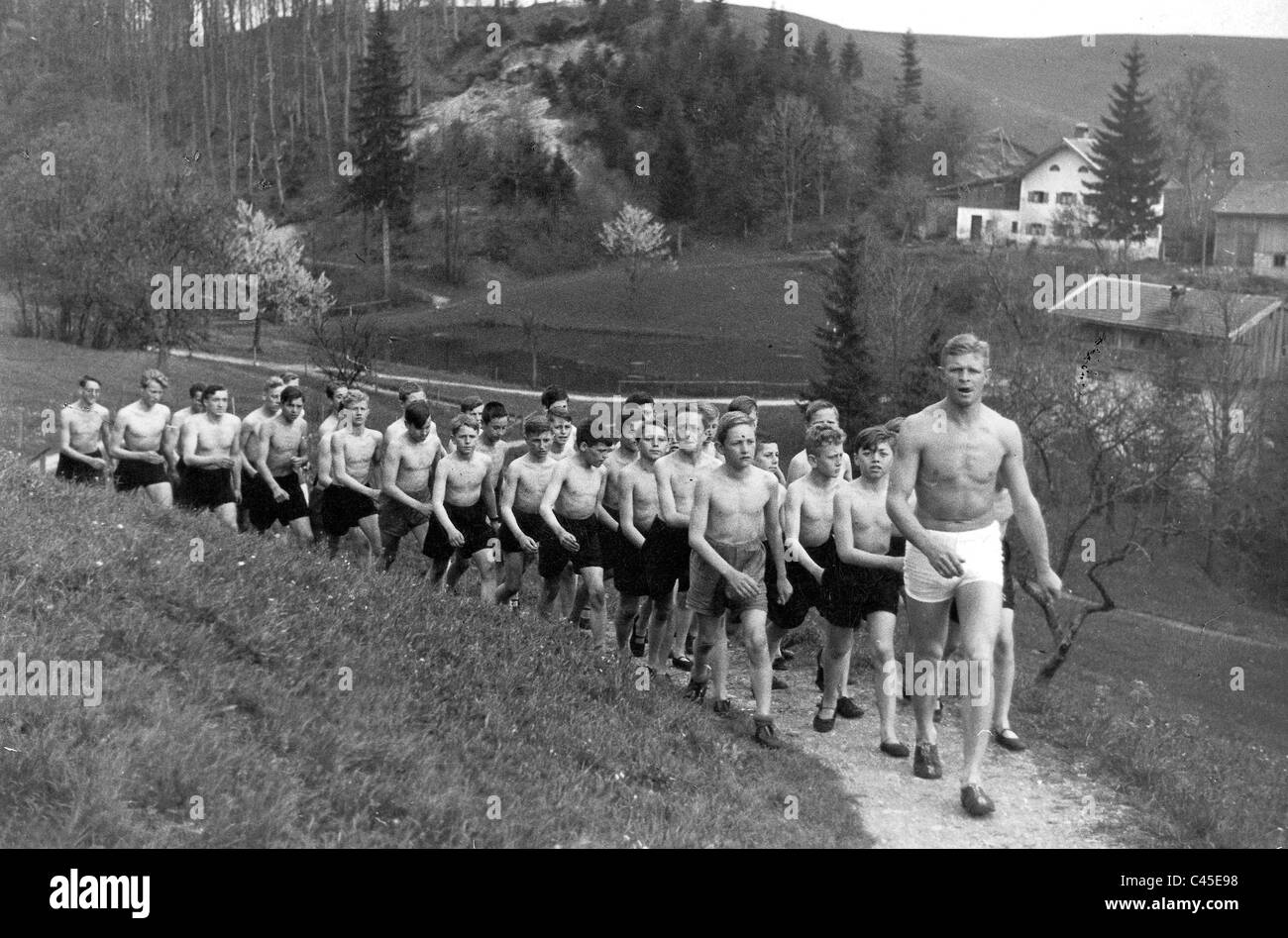 Hitler-Jugend an einem Morgen marschieren, 1934 Stockfoto