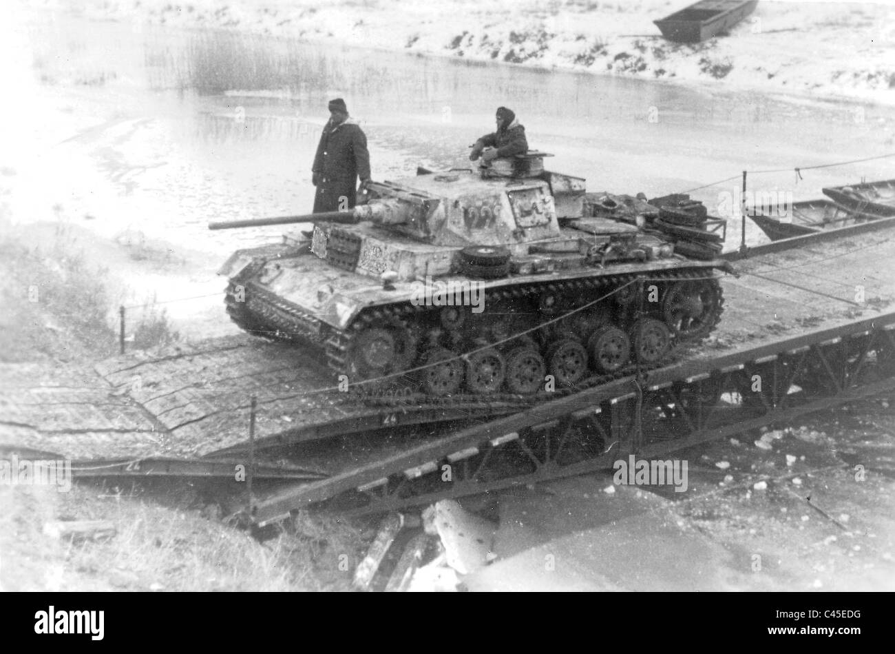 Panzer III J kreuzt eine provisorische Brücke Stockfoto