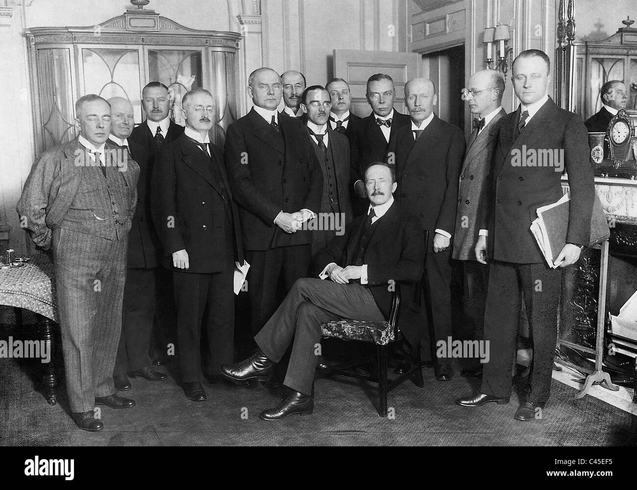 Walter Simons mit seiner Delegation nach der Entente-Konferenz in London, 1921 Stockfoto
