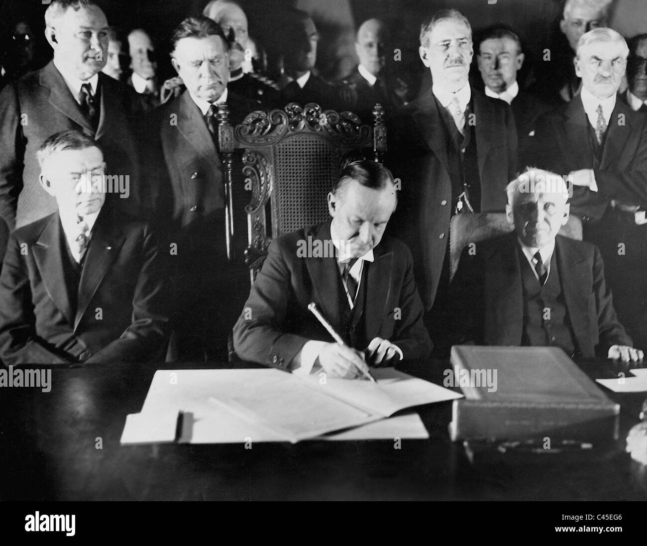 Calvin Coolidge anlässlich der Unterzeichnung des Briand-Kellogg-Paktes, 1928 Stockfoto