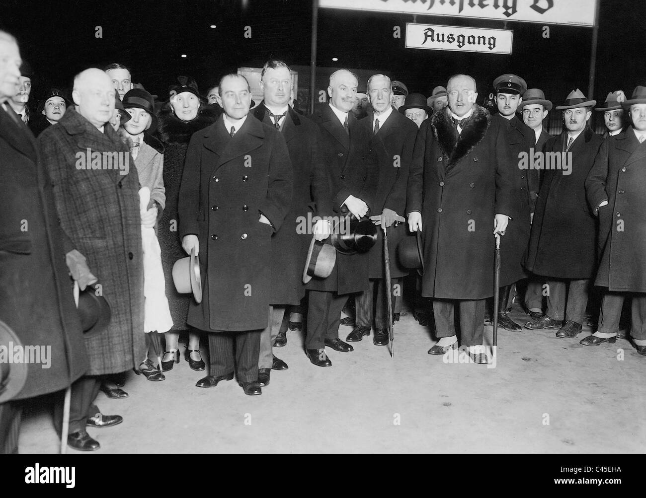Deutsche Delegation vor ihrer Abreise nach der zweiten Haager Konferenz, 1930 Stockfoto