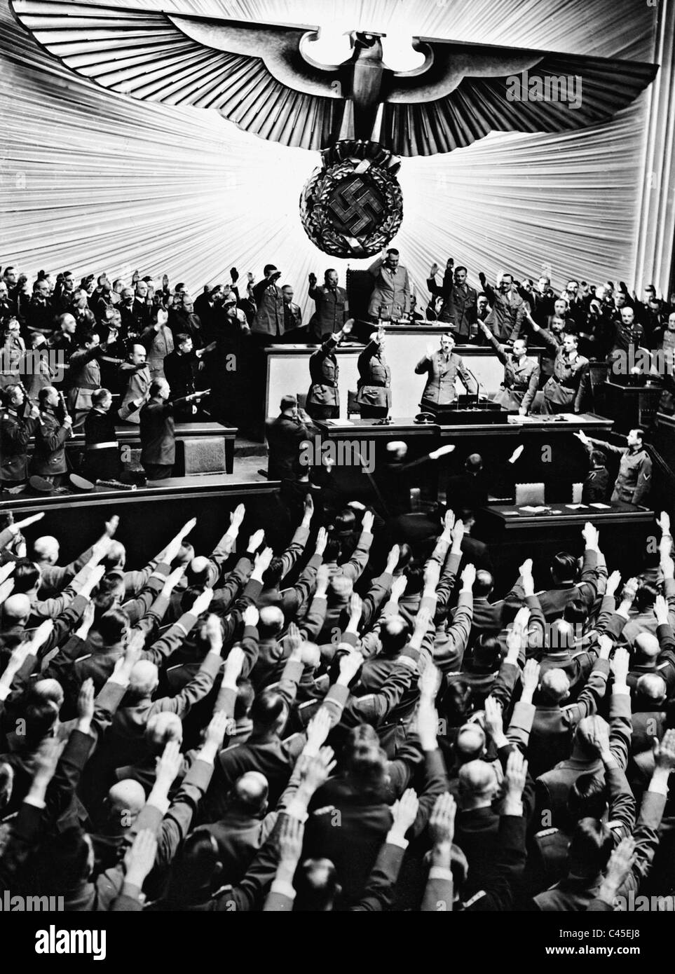 Reichstag Mitglieder begrüßen Adolf Hitler am Rednerpult, 1941 Stockfoto
