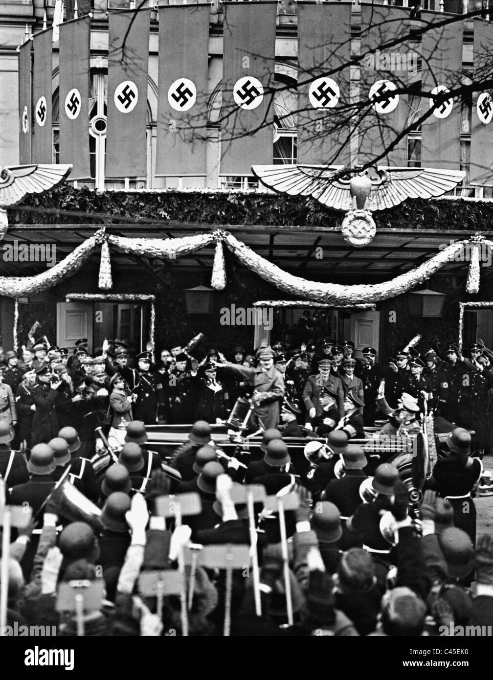 Adolf Hitler verlässt die Kroll-Oper in Berlin, 1938 Stockfoto