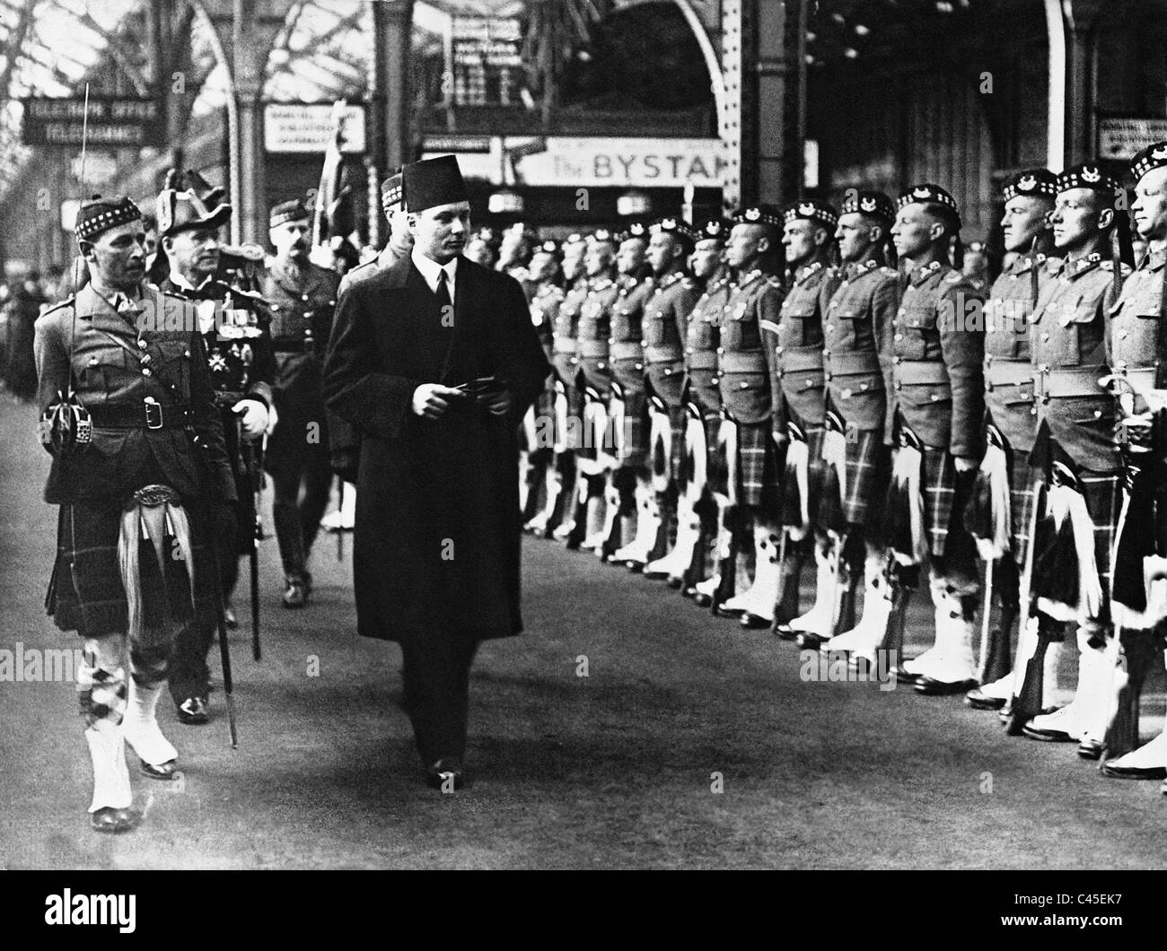 Prinz Faruk Fortschritte vor der Front von einem britischen Guard of Honor, 1936 Stockfoto