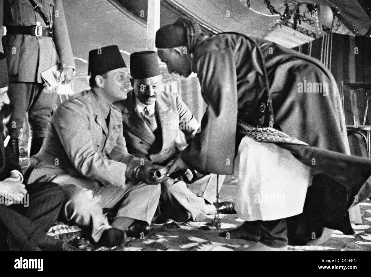 König Farouk mit einem Beduinen-Häuptling, 1938 Stockfoto