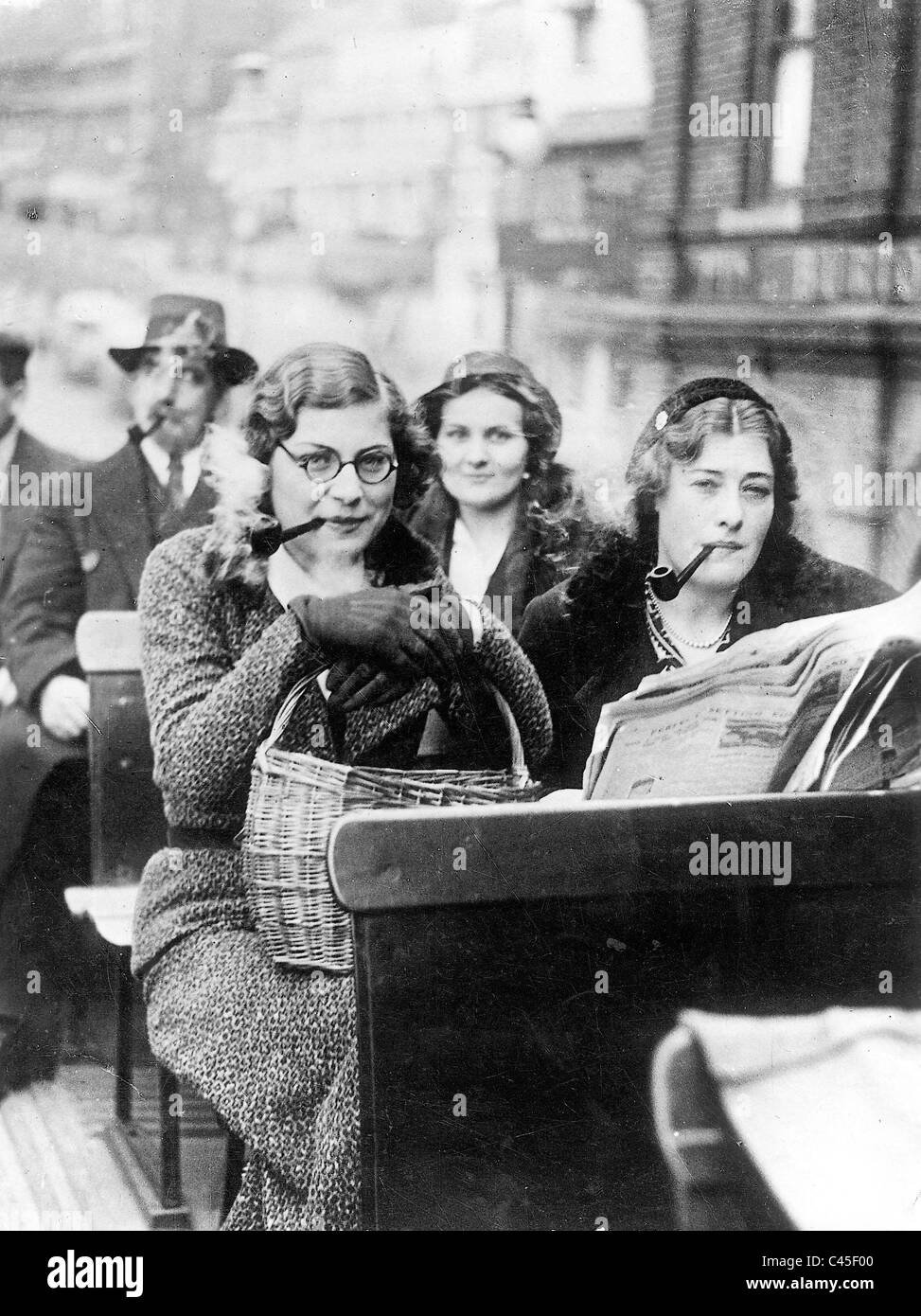 Rauchenden Frauen, 1936 Stockfoto