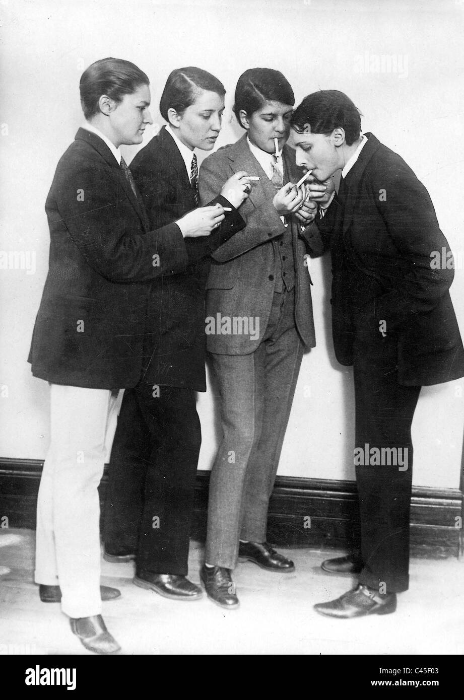 Rauchen Frauen in Herren Anzüge, 1921 Stockfoto