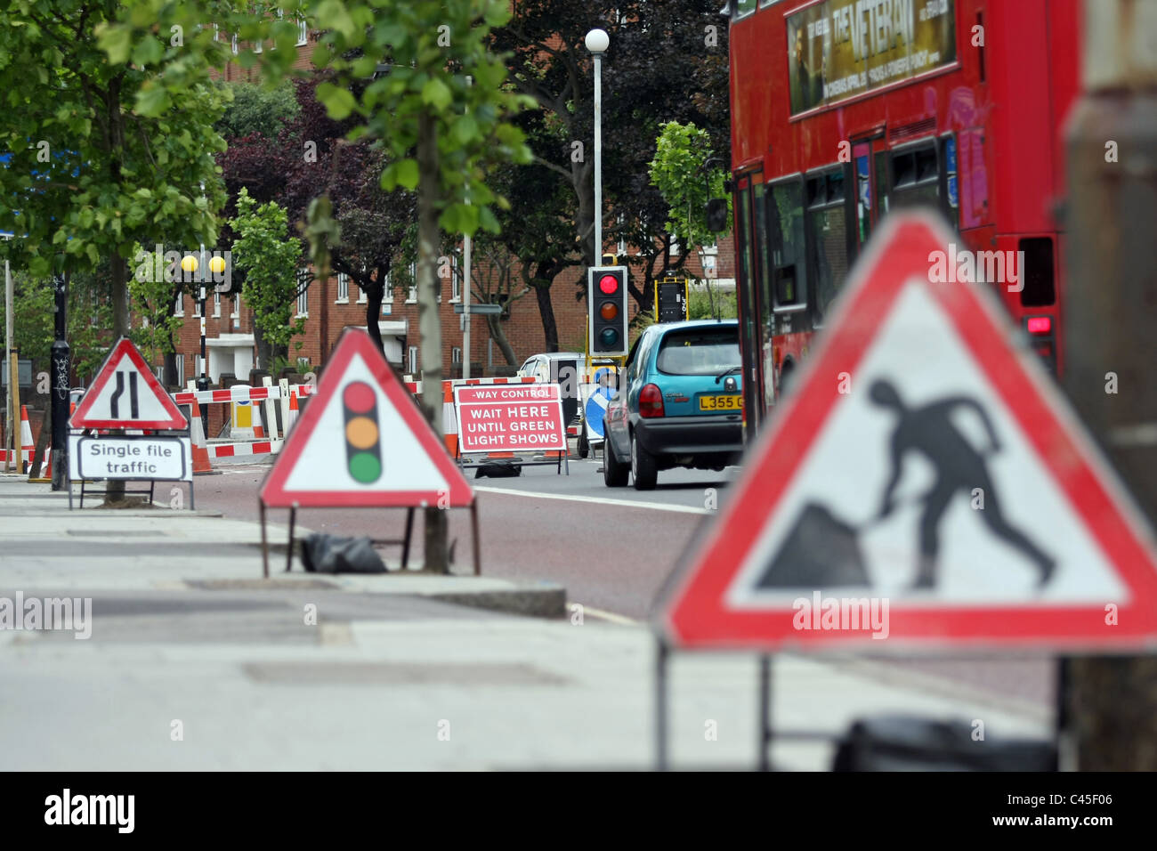 Fahrzeuge hielten wir an einer Reihe von temporären Ampel in einer Reihe von Baustellen Stockfoto