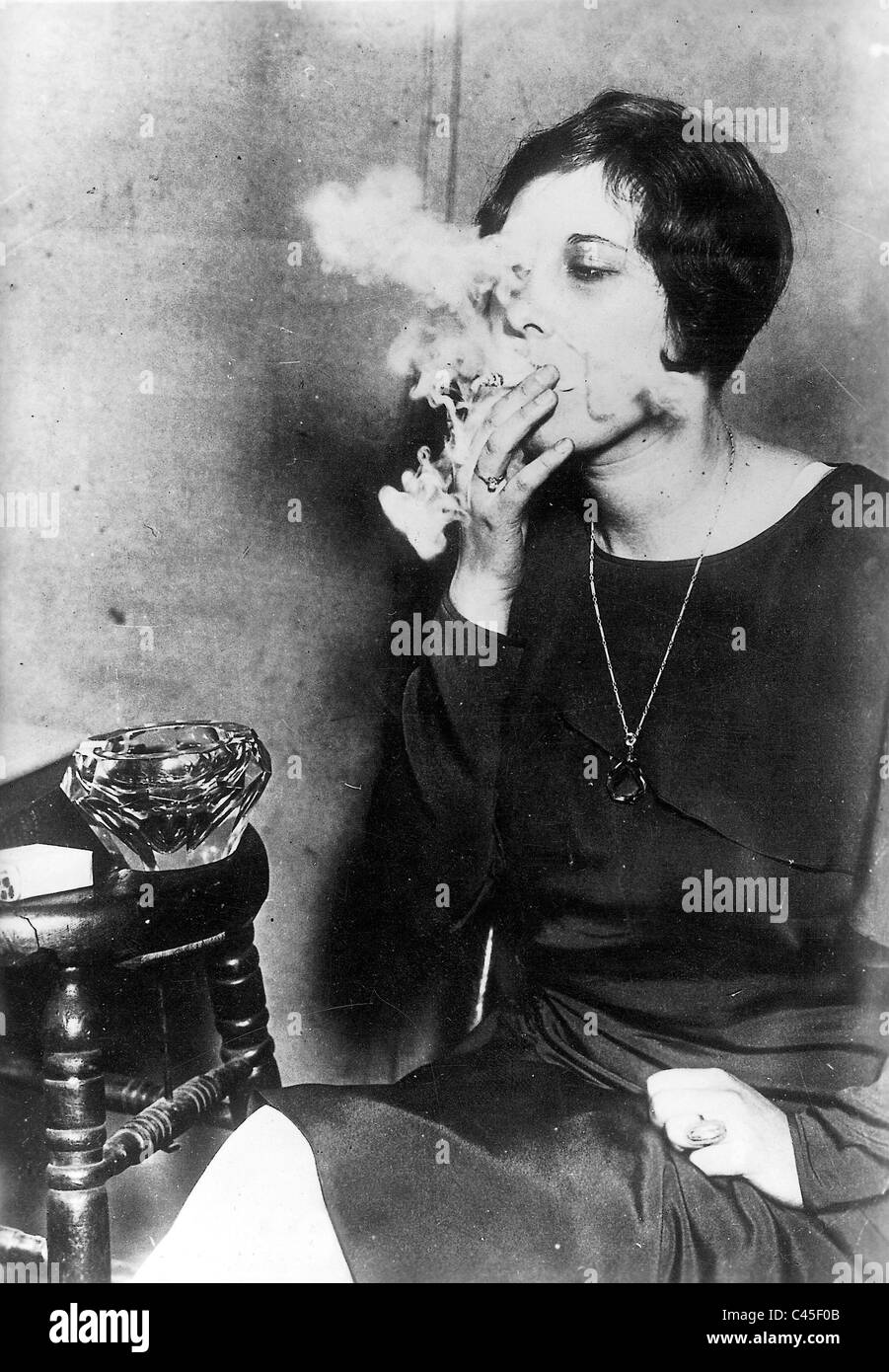 Rauchende Frau, 1929 Stockfotografie - Alamy