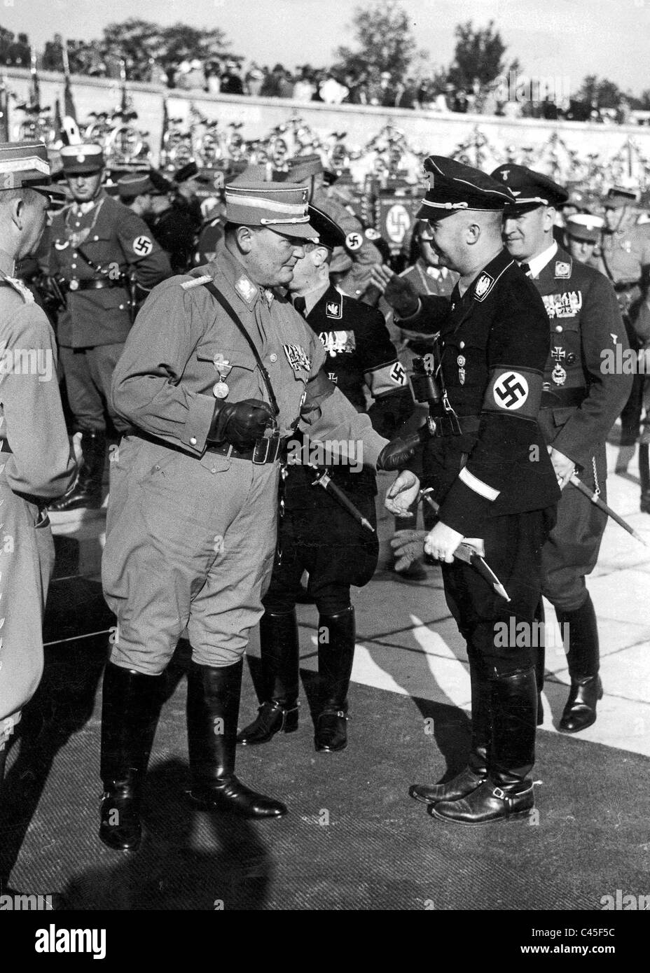 Hermann Goering grüßt Heinrich Himmler auf dem Parteitag der NSDAP in Nürnberg, 1937 Stockfoto