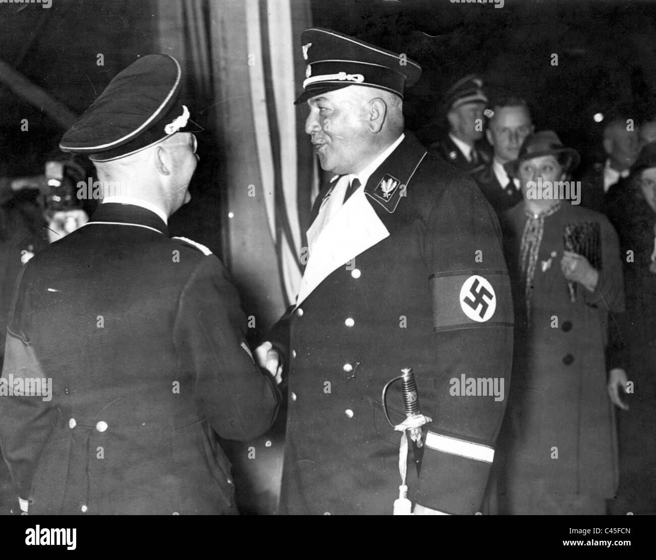 Heinrich Himmler grüßt Konstantin von Neurath auf dem Parteitag, 1938 Stockfoto