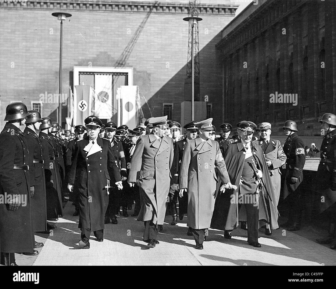 Adolf Hitler verlässt die japanische Kunst-Ausstellung im Pergamon Museum in Berlin. Stockfoto