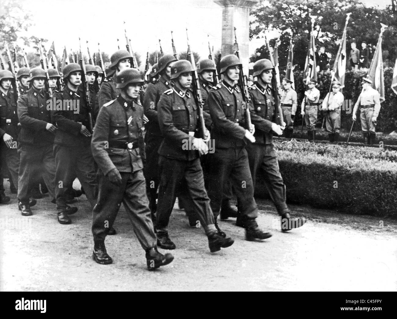 Soldaten der Waffen-SS bei der Beerdigung von Gauleiter Buerkel Stockfoto