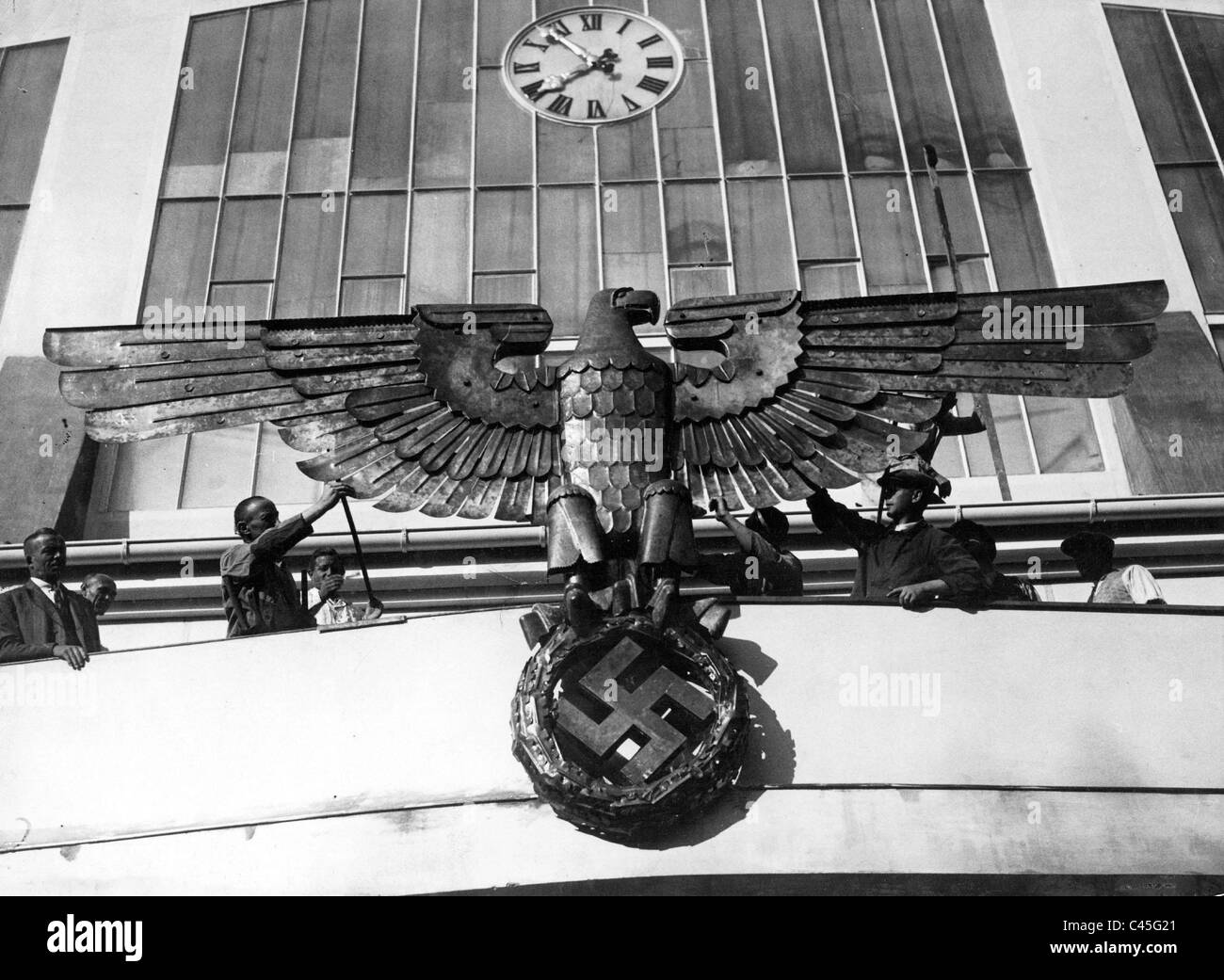 Reichs-Adler und Hakenkreuz Stockfoto