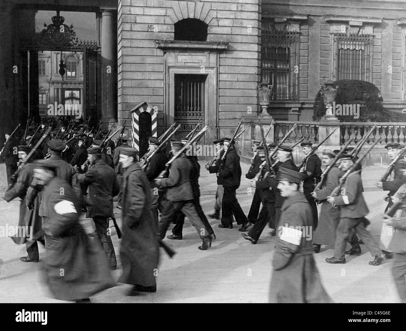 Matrosen übernehmen die Wachablösung vor dem Berliner Schloss, 1918 Stockfoto