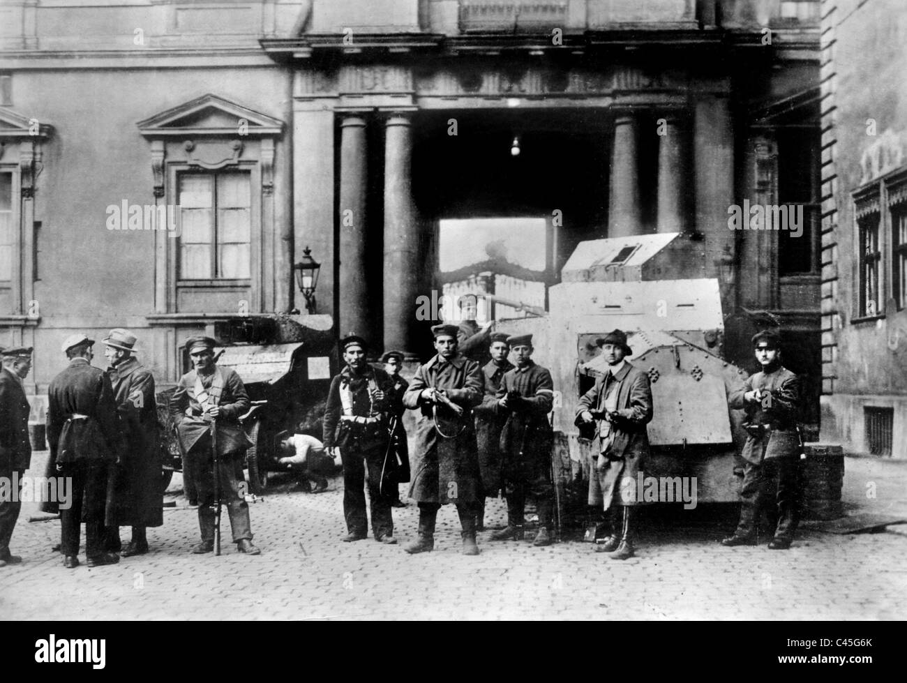 Revolutionäre mit gepanzerten Fahrzeugen auf dem Hof des Berliner Schlosses, 1918 Stockfoto