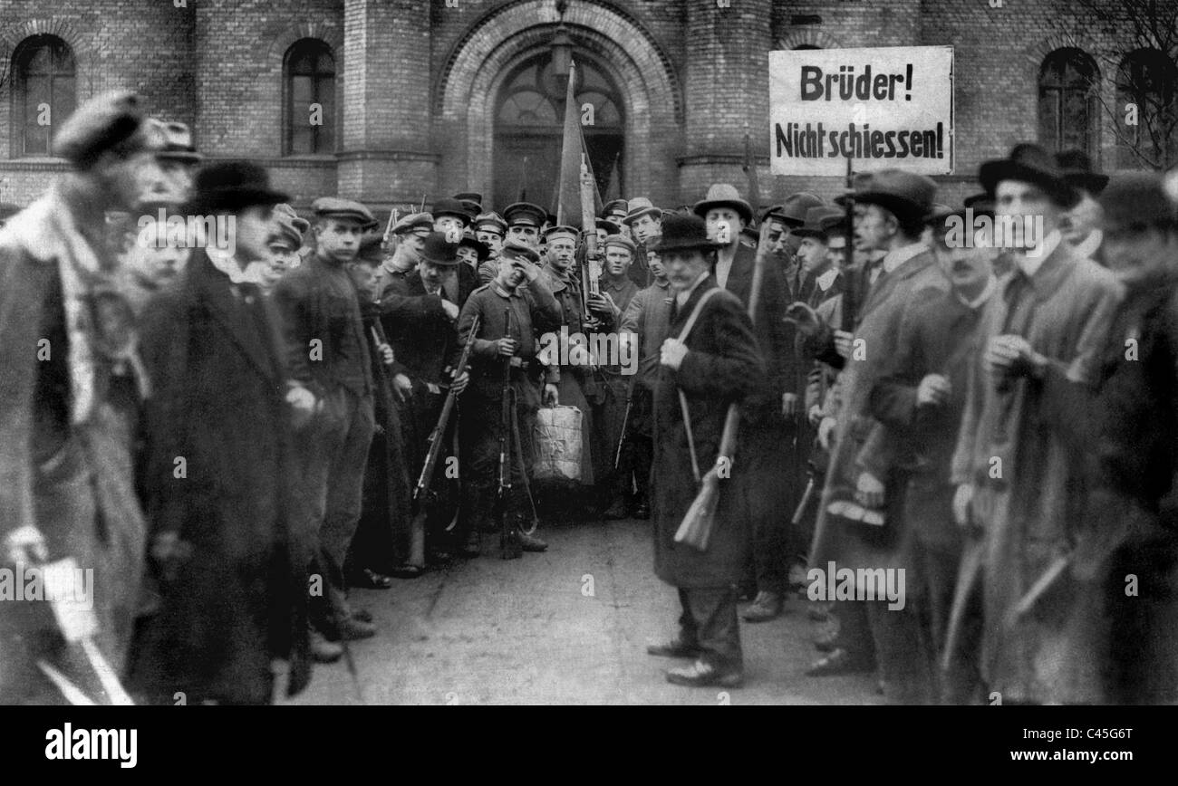 Transfer von der Garde-Ulanen-Kaserne an die Mitglieder der Arbeiter- und Soldatenräte Rat, 1918 Stockfoto