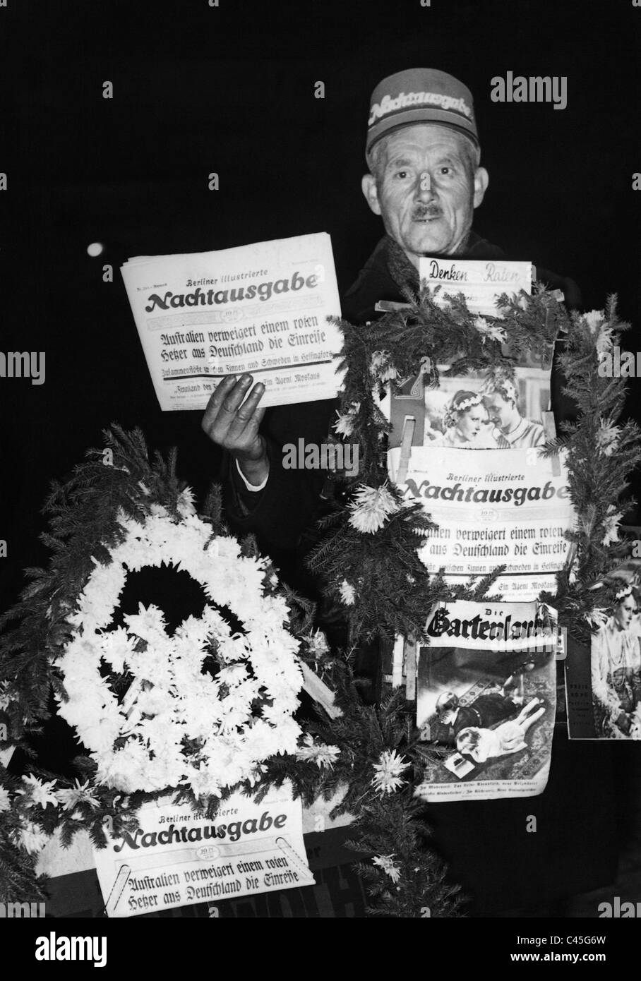 Straßenhändler, der neuesten Ausgabe der Zeitschrift "Berliner Illustrierte", 1934 Stockfoto