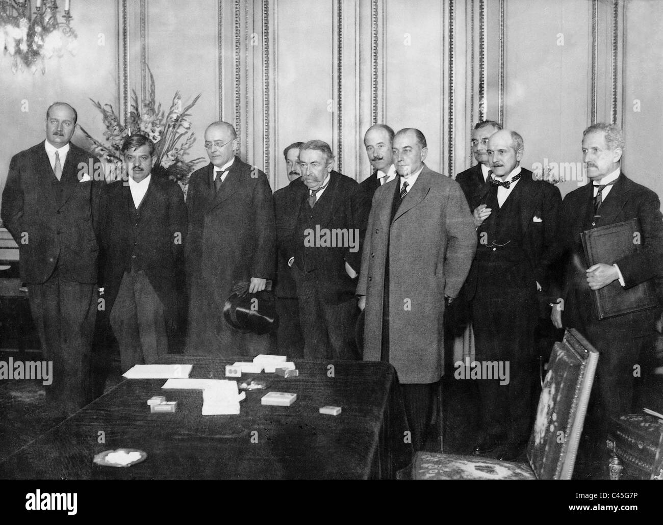 Flandin, Laval, Heinrich Brüning, Aristide Briand, Curtius, Pietri und Berthelot in Paris, 1931 Stockfoto