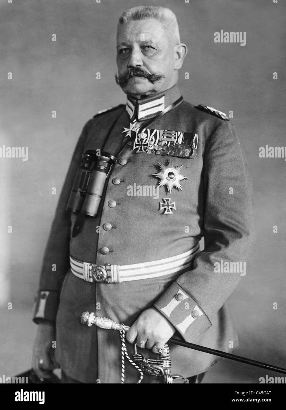 Paul von Hindenburg mit Medaillen und Feld Marschallstab, 1915