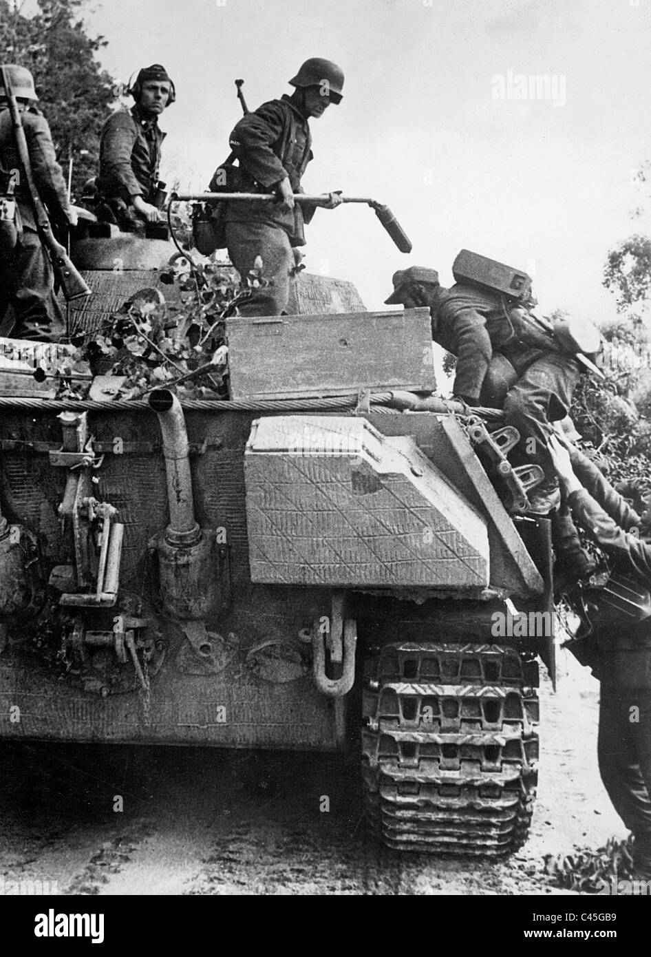 Deutsche Pioniere mit einem Panzer V Panther, 1944 Stockfoto