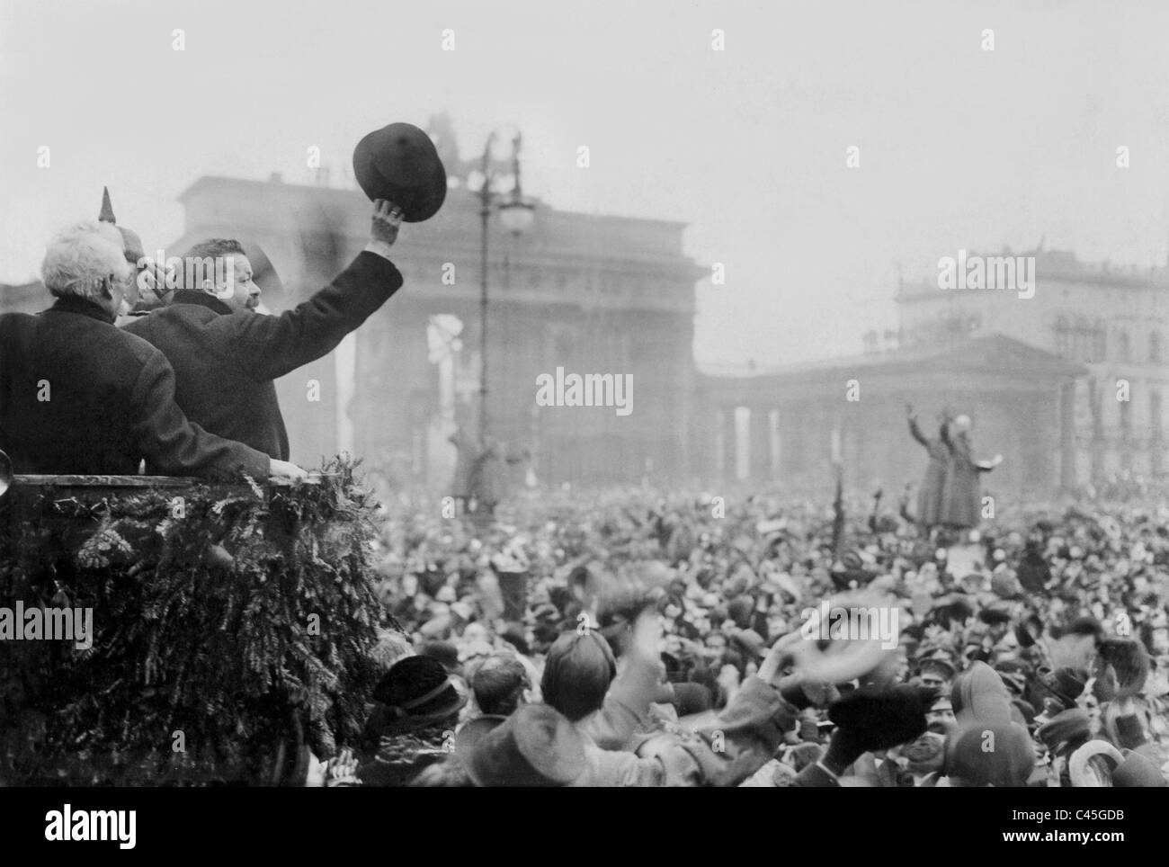 Friedrich Ebert, Adolf Wermuth und Arnold Lequis begrüßen die Truppen in Berlin, 1918 Stockfoto