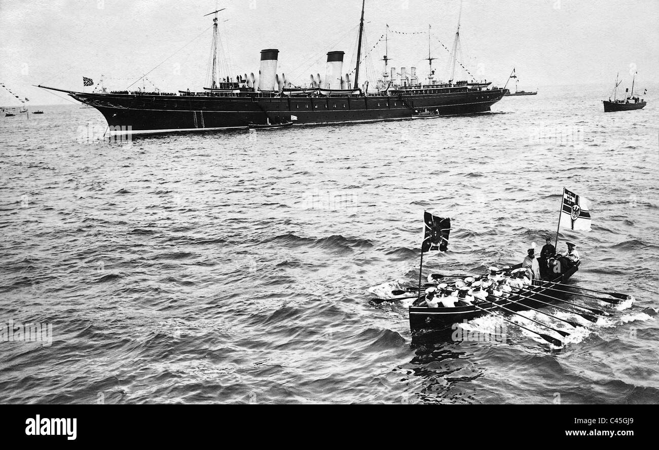 Wilhelm II. verlässt die russische Yacht 'Standart' nach dem Treffen mit Nicholas II. 1907 Stockfoto