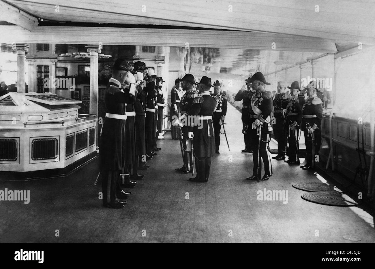 Wilhelm II. Nicholas II stellt. seine Offiziere von Karpf auf dem "Hohenzollern", 1912 Stockfoto