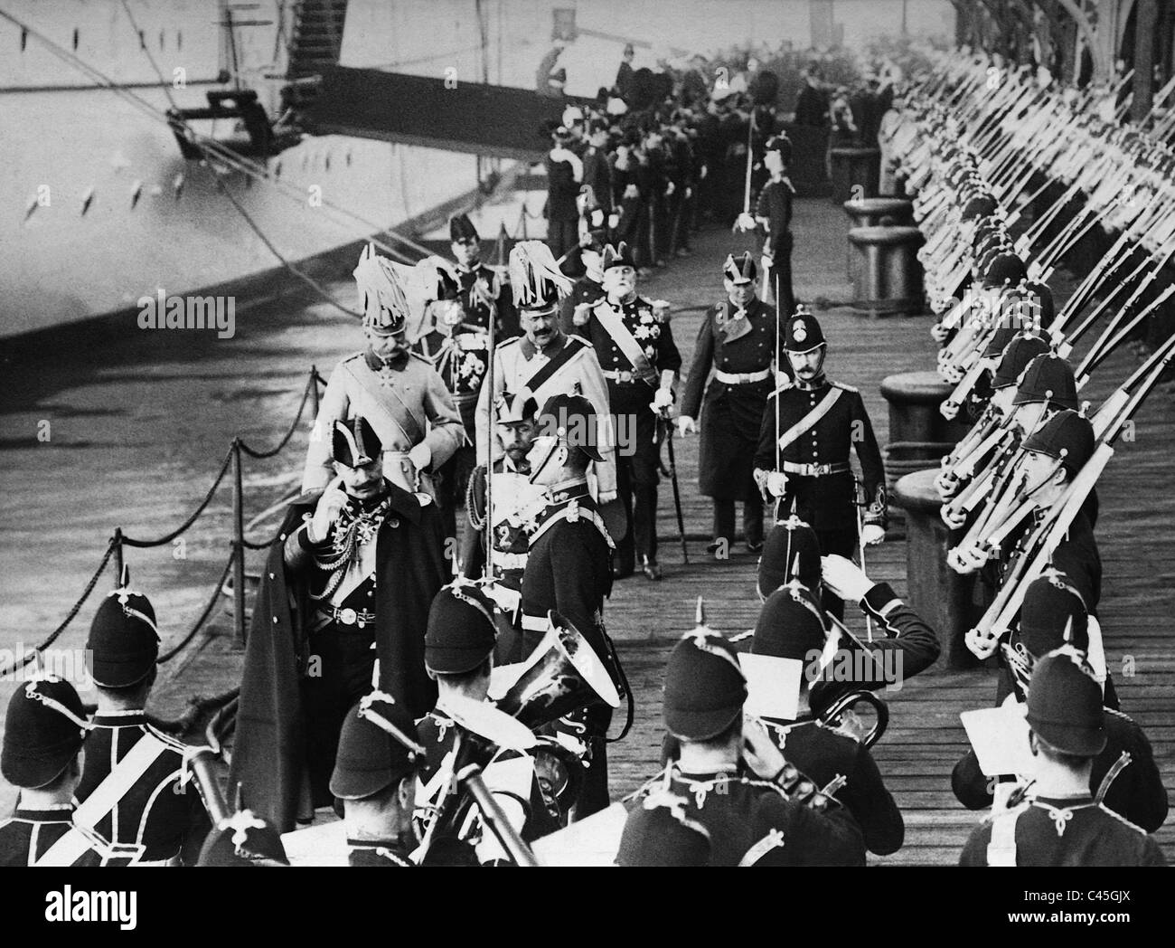 Kaiser Wilhelm II. Schritte runter mit Prinz Georg die Vorderseite des ehrenamtlichen Unternehmens, 1907 Stockfoto