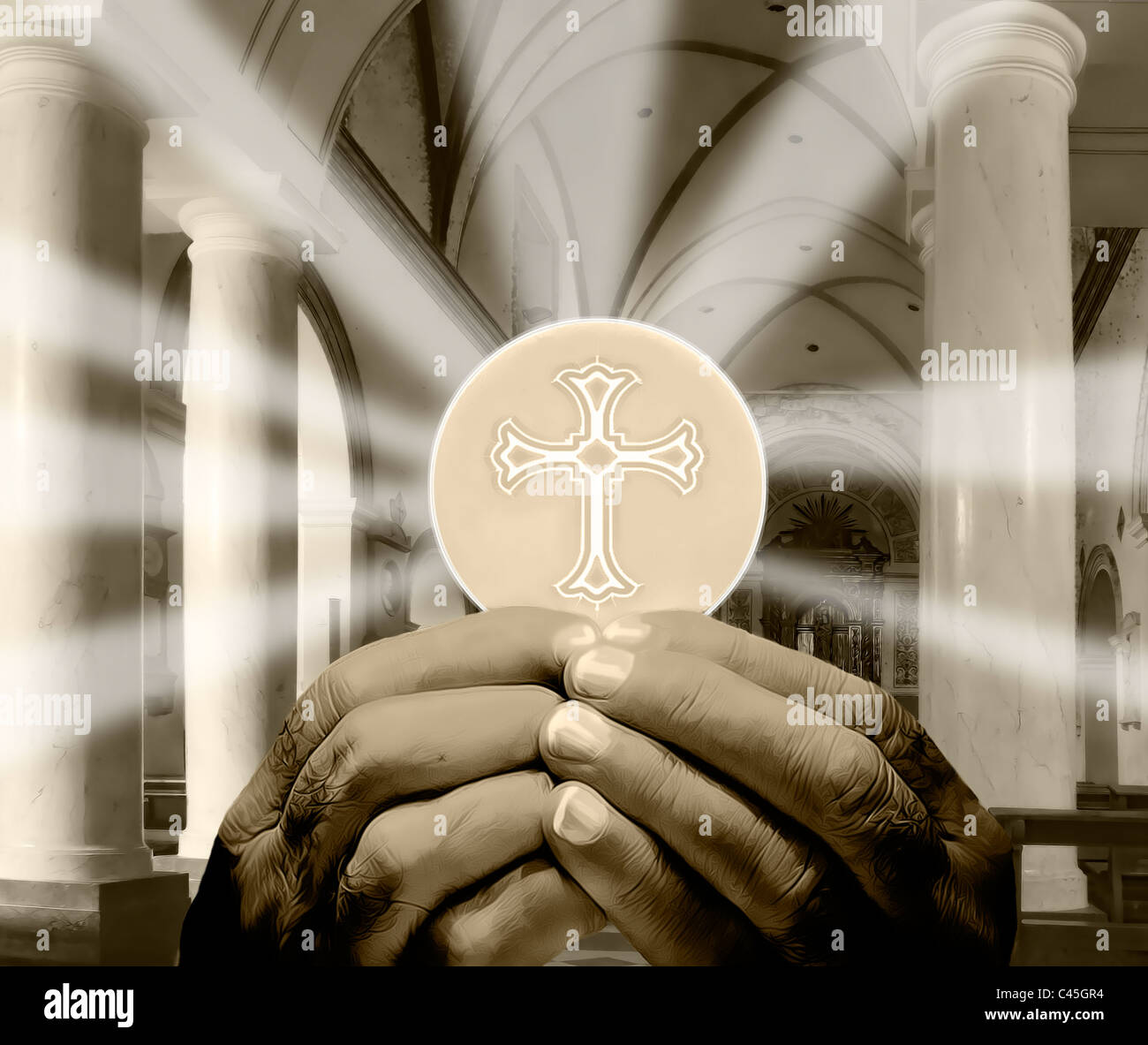 Hände halten Eucharistie in einem Kirchenraum Stockfoto