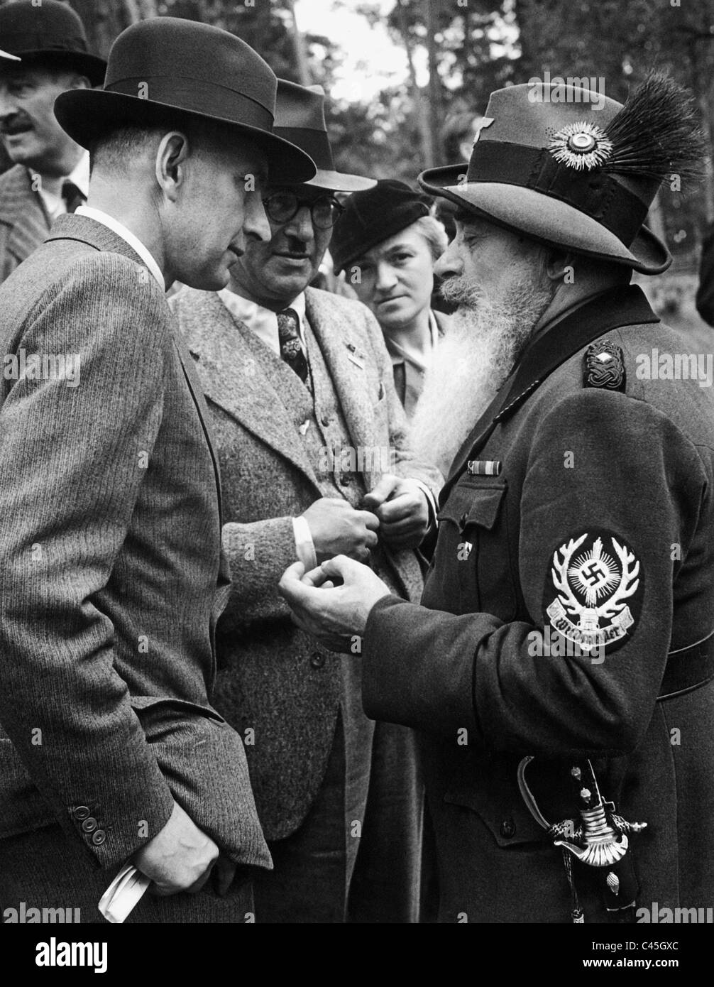 Wolfgang von Gronau mit einem Förster, 1938 Stockfotografie Alamy