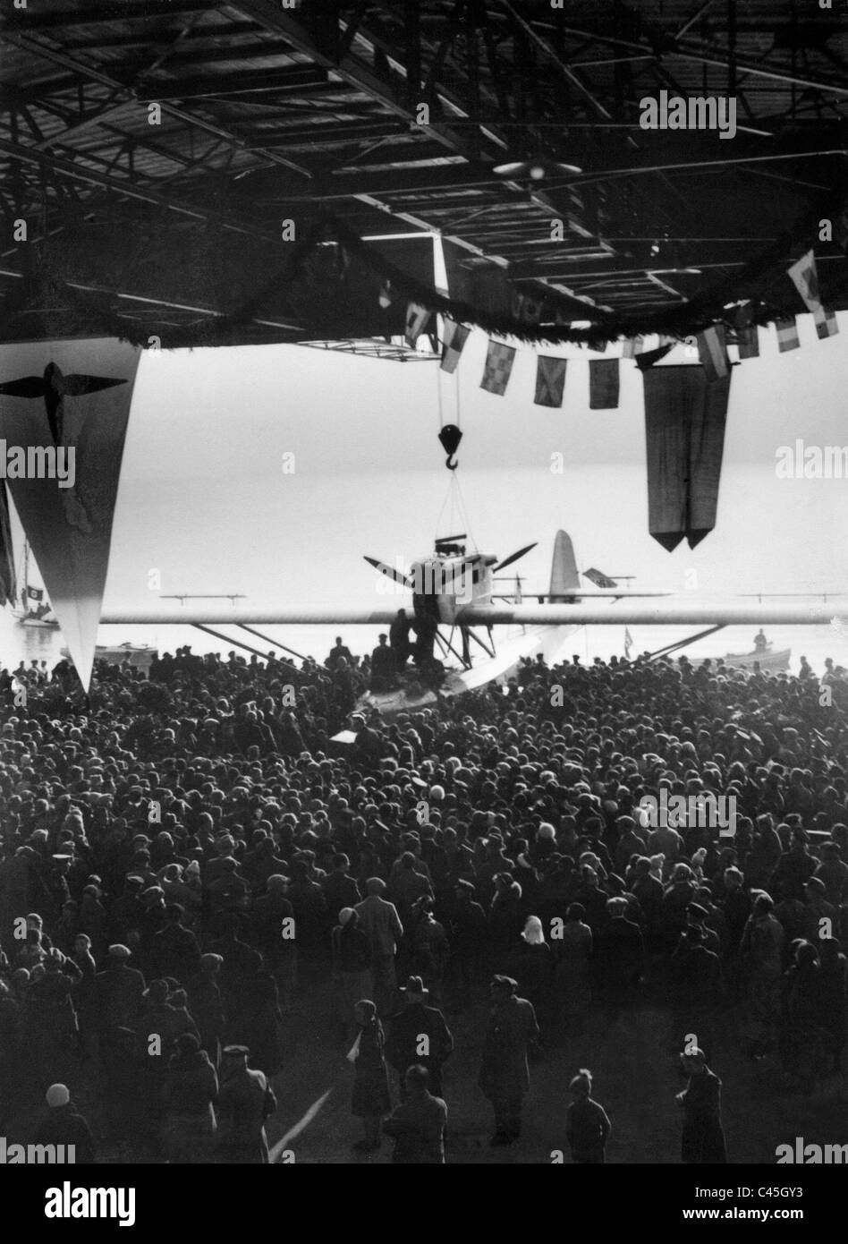 Wolfgang von Gronau bei seiner Ankunft in Friedrichshafen am Bodensee, 1932 Stockfoto