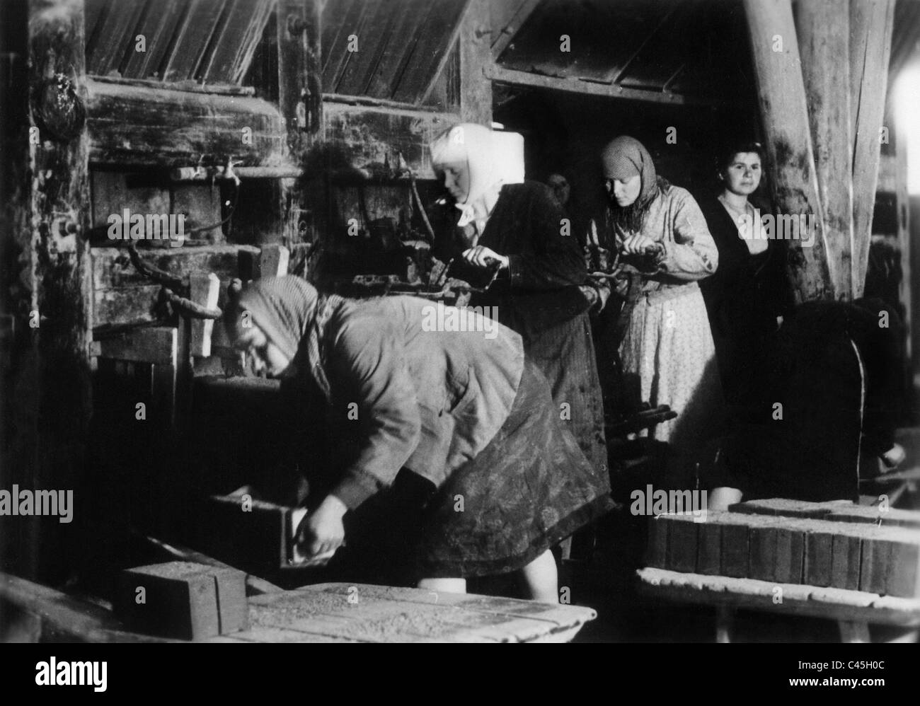 Zwangsarbeiterinnen und Zwangsarbeiter in der Ziegelproduktion, 1942 Stockfoto