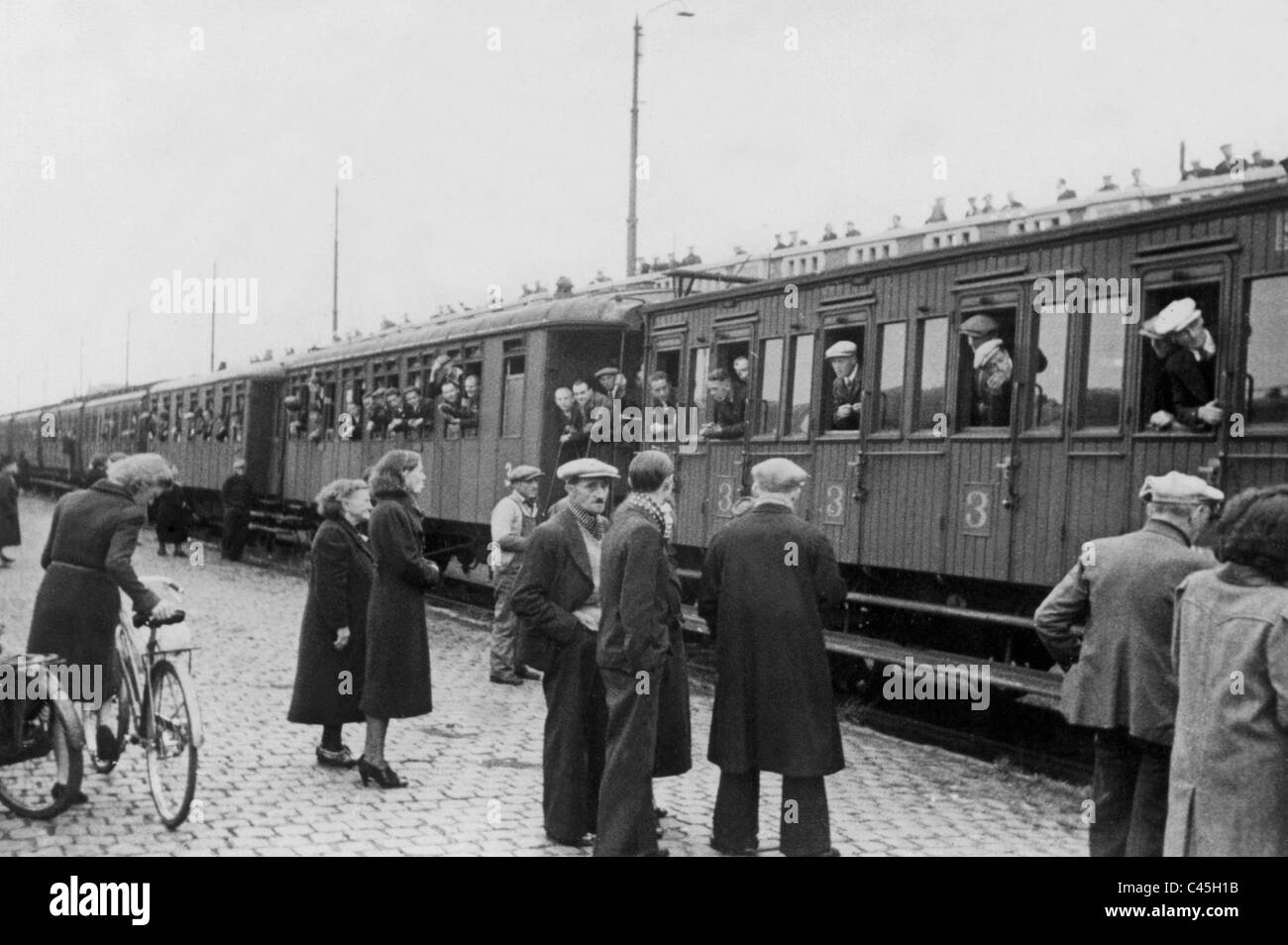 Belgische Zwangsarbeiter vor der Abreise nach Deutschland, 1940 Stockfoto
