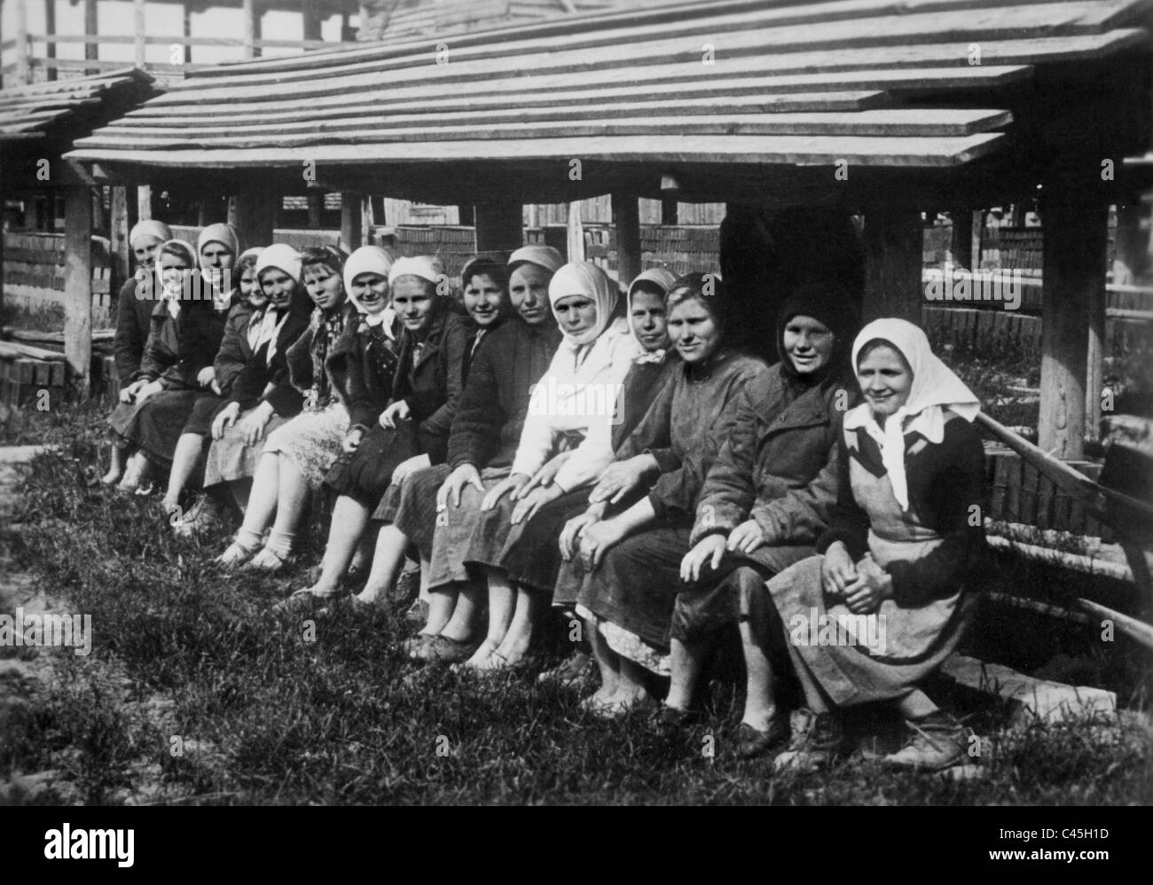 Zwangsarbeiterinnen und Zwangsarbeiter in der Pause, 1942 Stockfoto