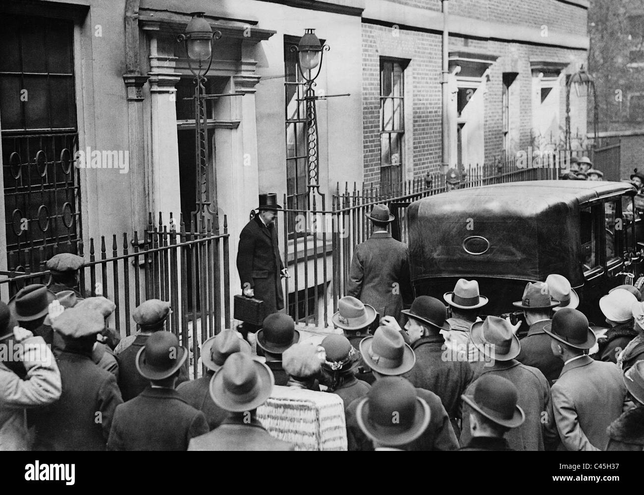 Winston Churchill verlässt sein Haus in der Downing Street, 1925 Stockfoto