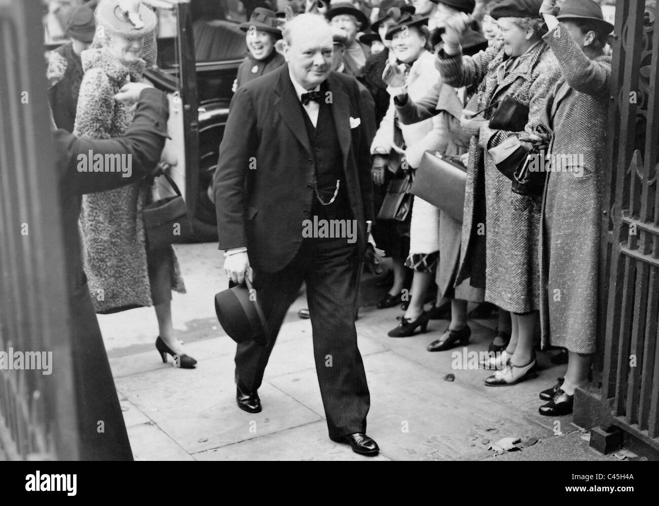 Winston Churchill bei der Hochzeit seines Sohnes Randolph Churchill, 1939 Stockfoto