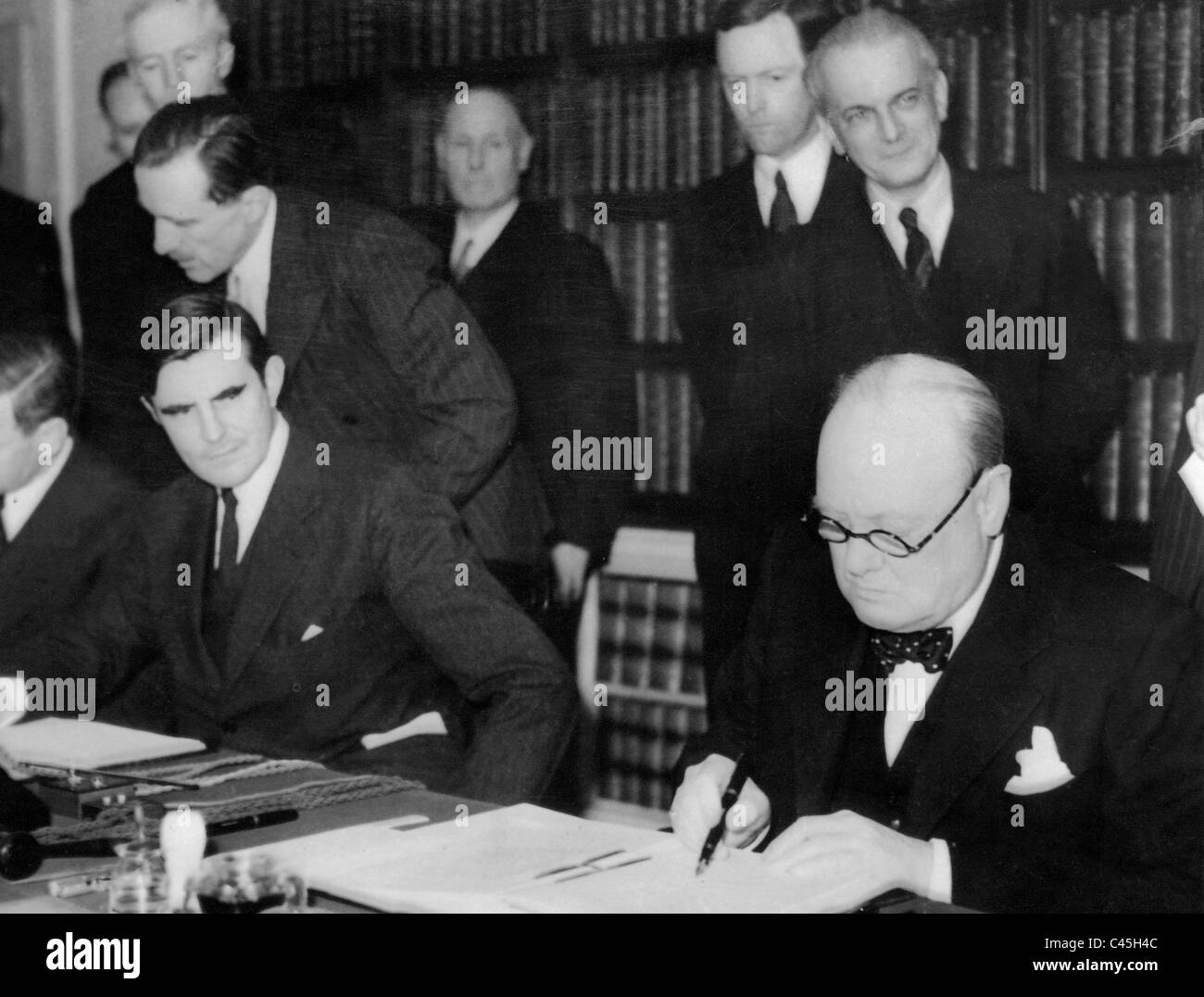 Winston Churchill unterzeichnet Abkommen mit den Vereinigten Staaten, 1941 Stockfoto
