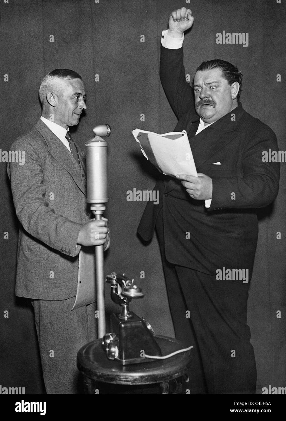 Heinrich George und Friedrich Arenhoevel bei der Probe des Radios spielen "Werkmeister Ohle", 1933 Stockfoto