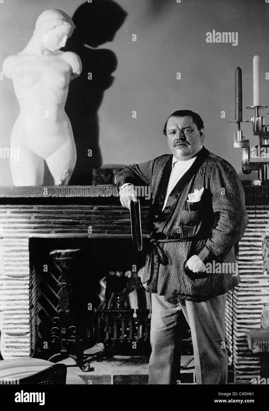 Heinrich George in seiner Wohnung in Berlin, 1933 Stockfoto