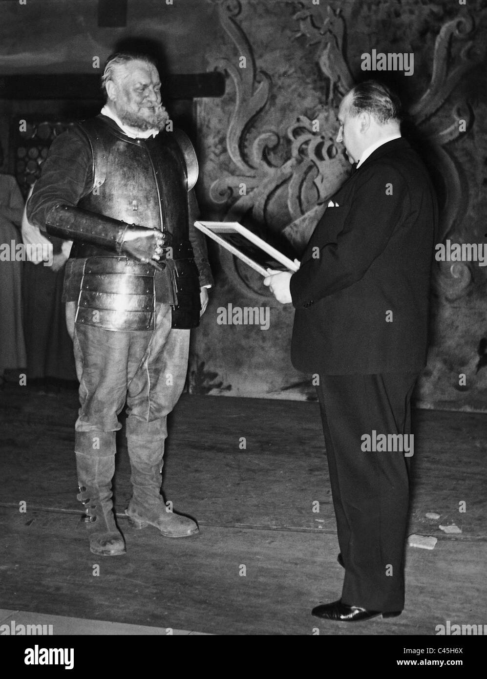 Heinrich George als "Goetz von Berlichingen" mit Walther Funk, 1937 Stockfoto