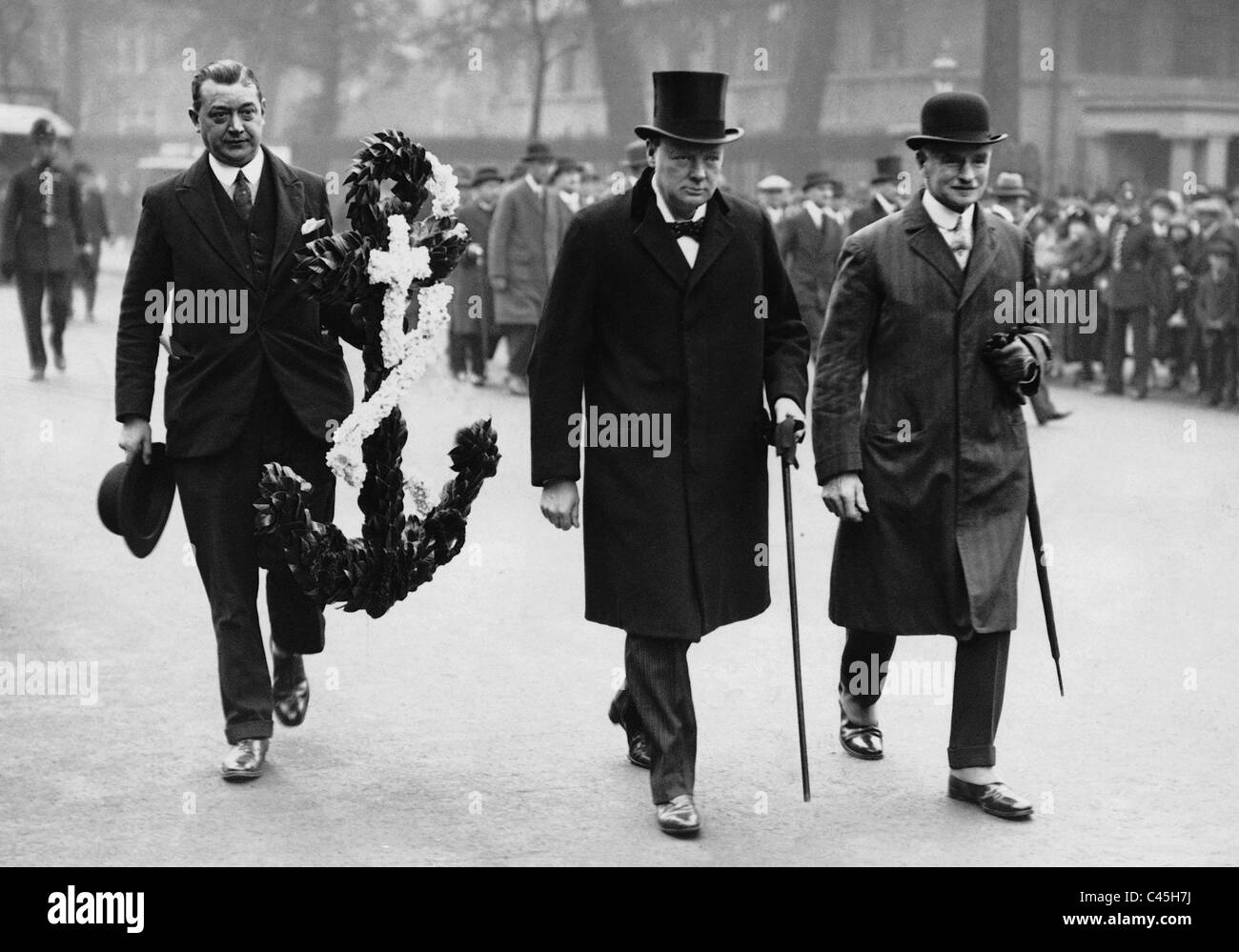 Winston Churchill auf dem Weg zu einer Kranzniederlegung, 1927 Stockfoto