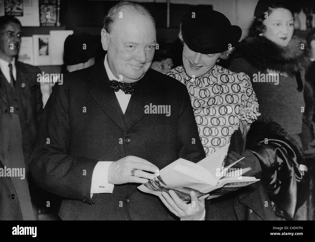 Winston Churchill und seiner Frau Clementine Churchill auf eine Buchmesse, 1937 Stockfoto